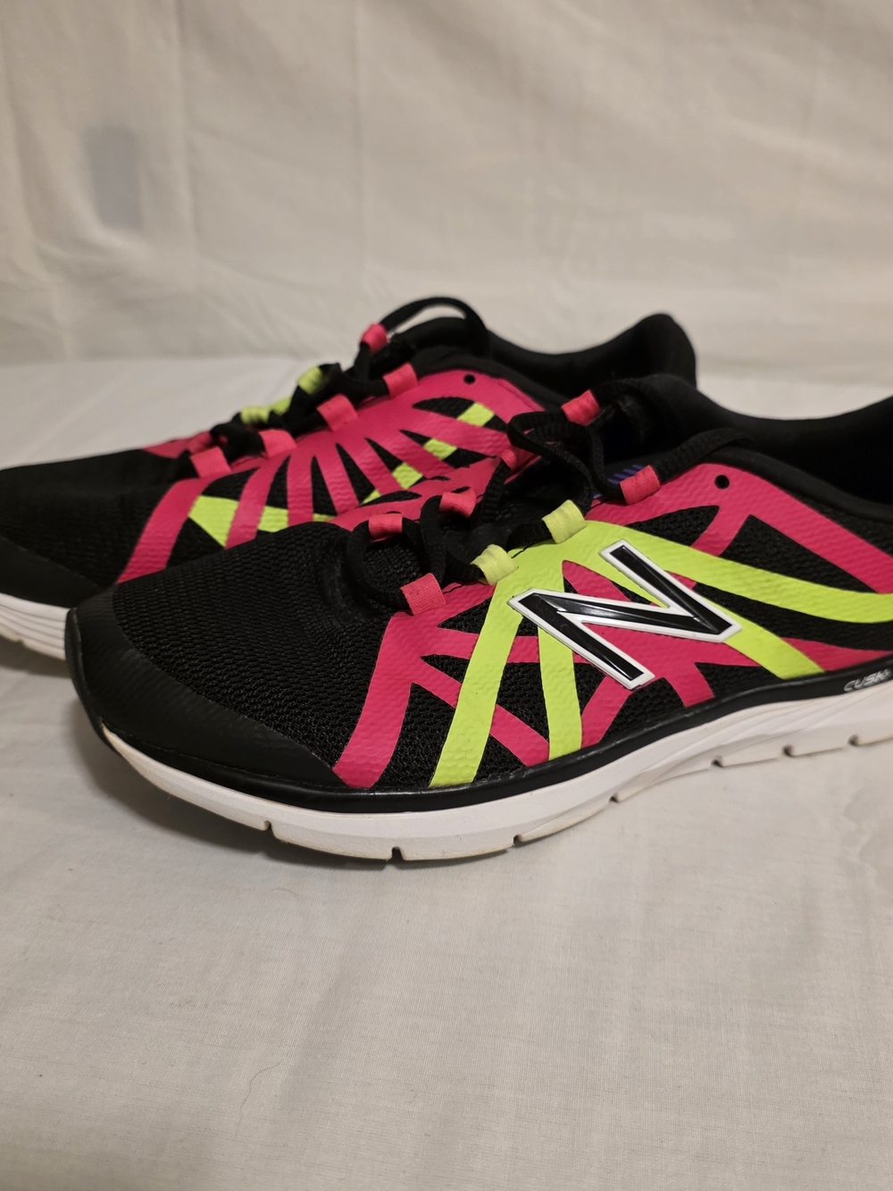 New Balance V2 Fantom Tape Cush Womens Running Shoes Size 6.5 Gently Used Nice!